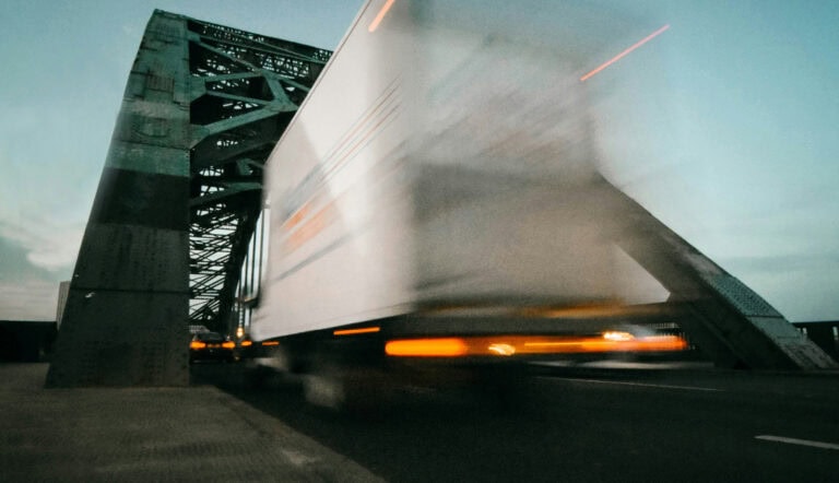 Machine Learning in Last-Mile Delivery: Transforming Logistics for the Future